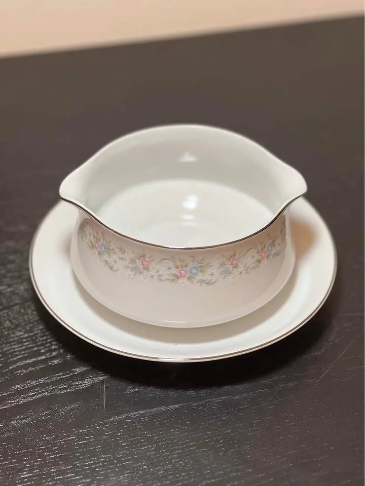 "Suzanne" pattern gravy boat by Royal Gallery image indicator(2)