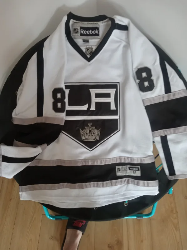 DREW DOUGHTY #8   LA KINGS  WHITE JERSEY  NHL image indicator(2)