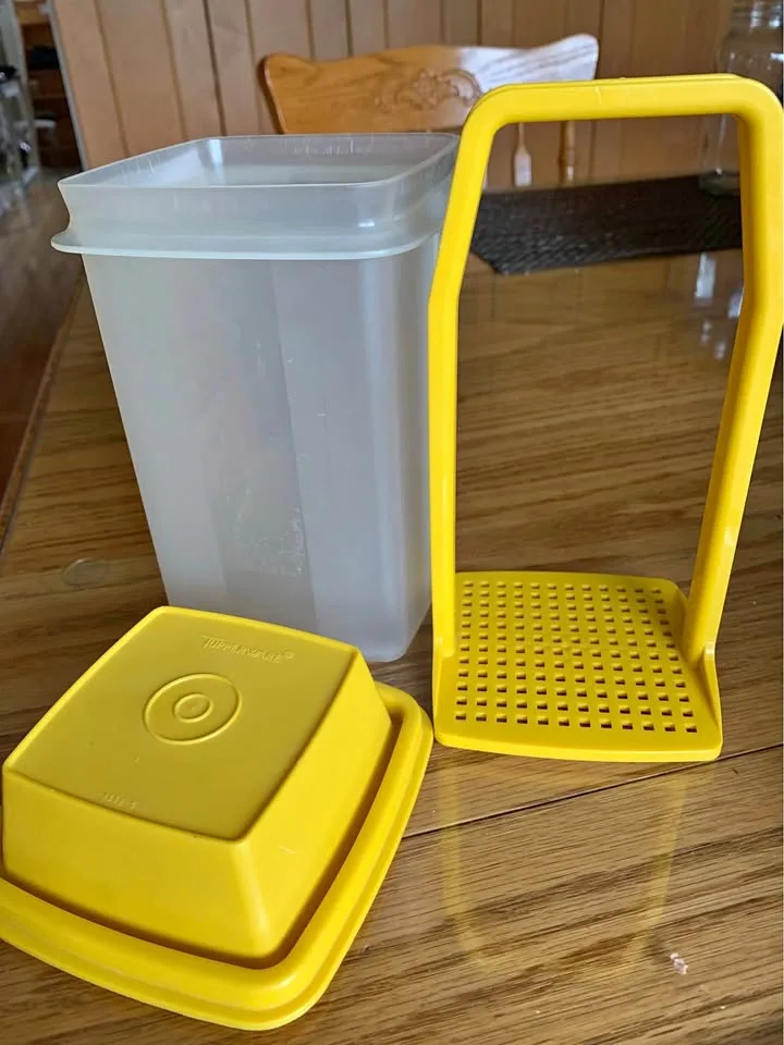 Tupperware Pick-A-Deli Vintage Yellow Container thumbnail