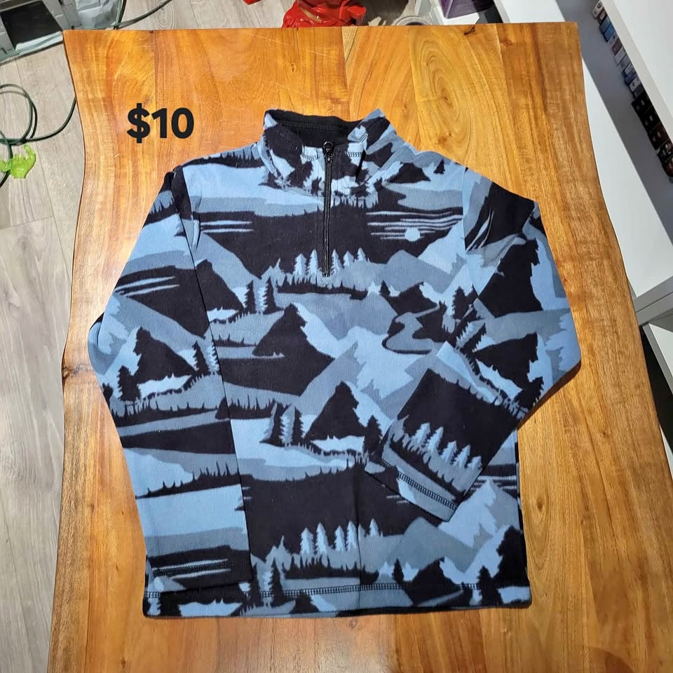 BNC Boy's size 7/8 Children's Place Polar Fleece sweater