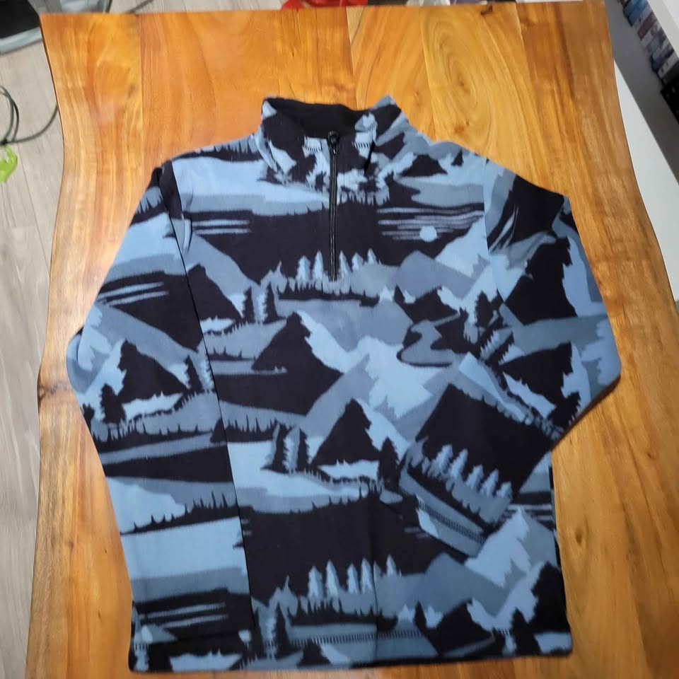 BNC Boy's size 7/8 Children's Place Polar Fleece sweater - photo 2