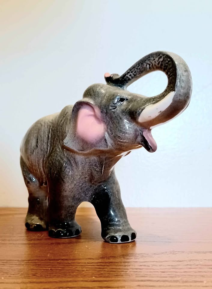 Vtg.Staffordshire Hand Painted Saluting Elephant Sculpture - photo 2