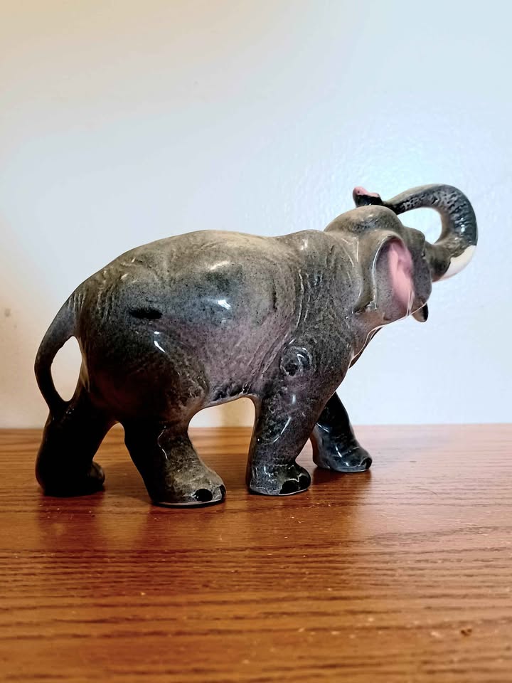 Vtg.Staffordshire Hand Painted Saluting Elephant Sculpture - photo 3