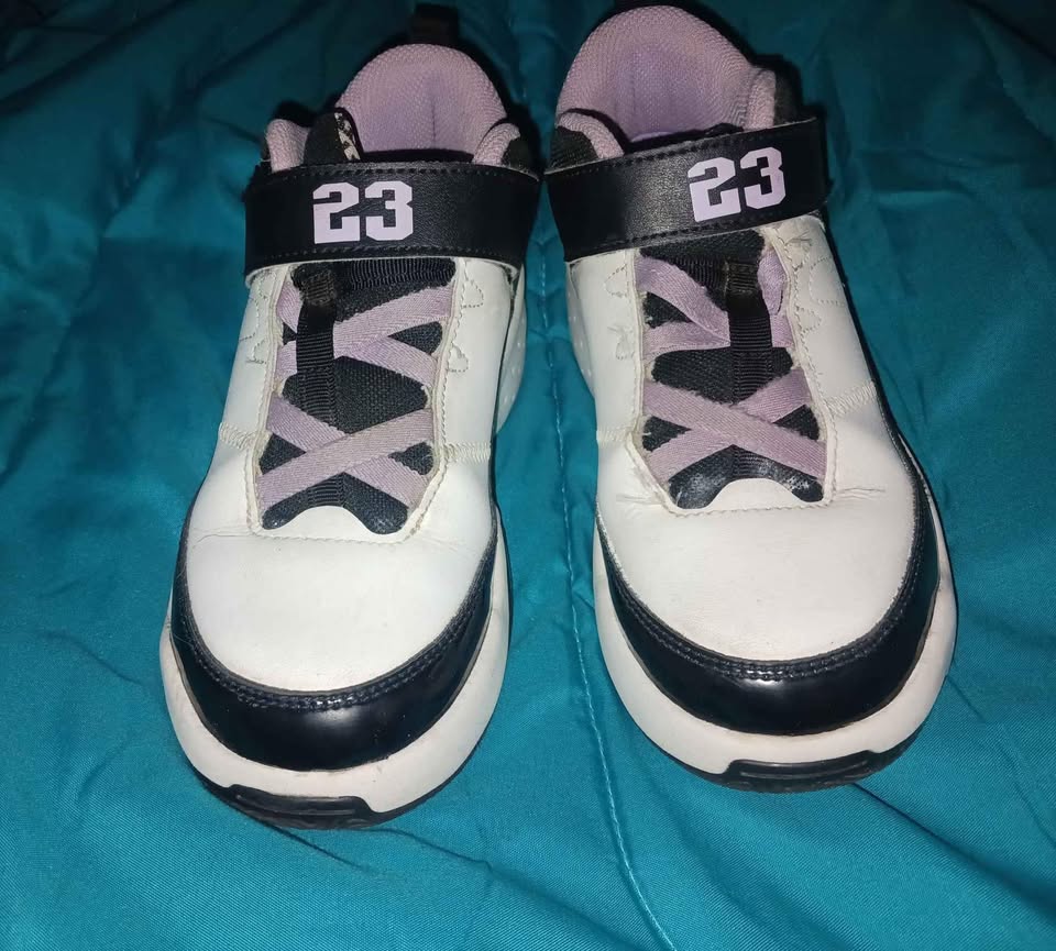 Jordan Max Aura Size 2.5Y Girls Youth 1 White Black Purple