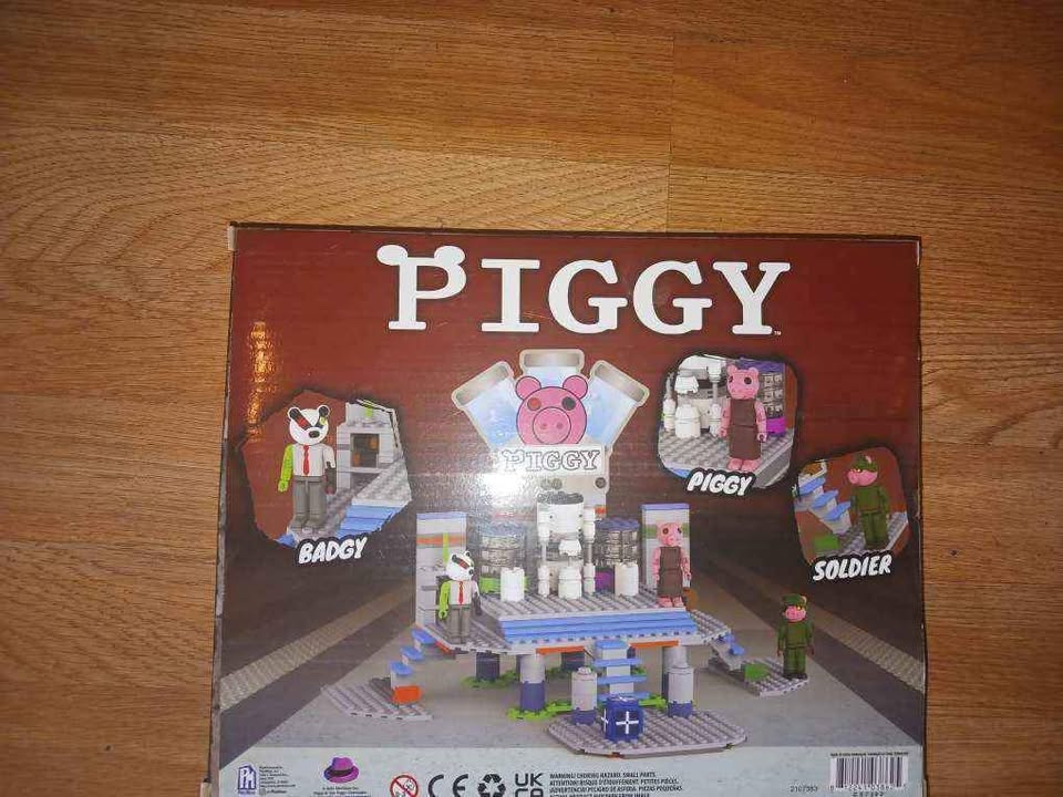 Piggy Roblox Buildable Lab Set - photo 2