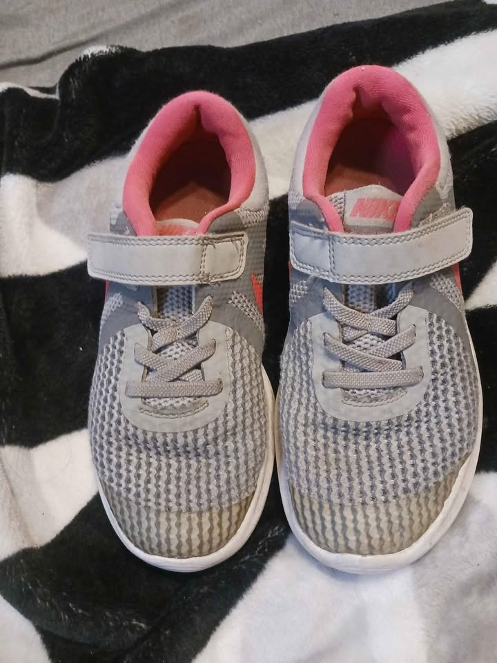 Nike Revolution Size 1.5 Youth