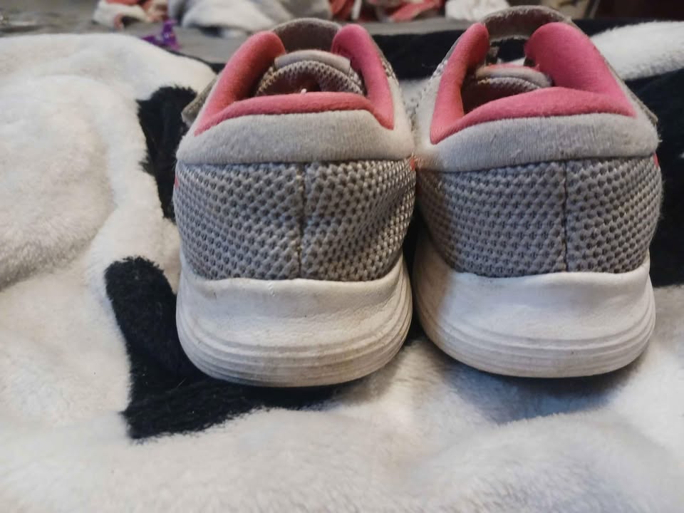Nike Revolution Size 1.5 Youth - photo 3