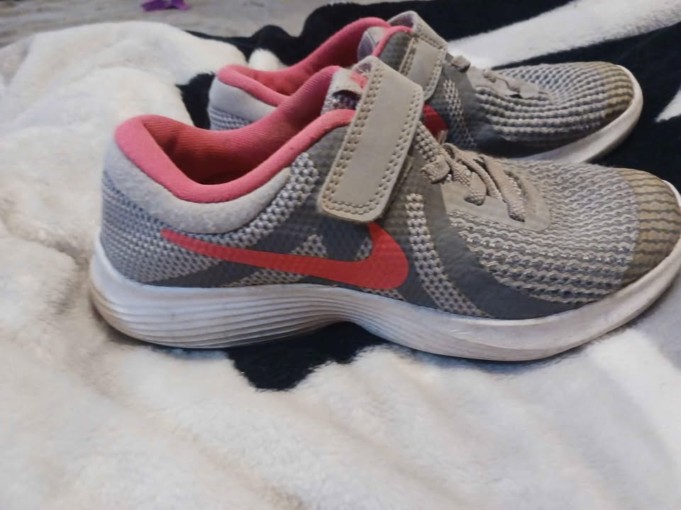 Nike Revolution Size 1.5 Youth - photo 4