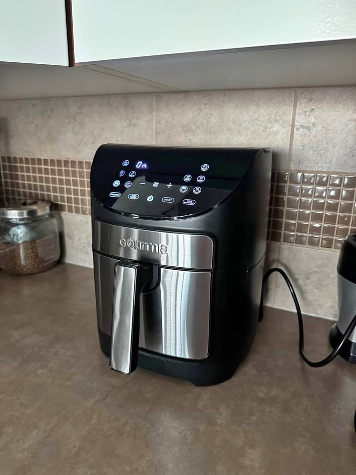 *ALMOST NEW* Air Fryer - Gourmia 7-Quart Large Digital plus 2-Pa