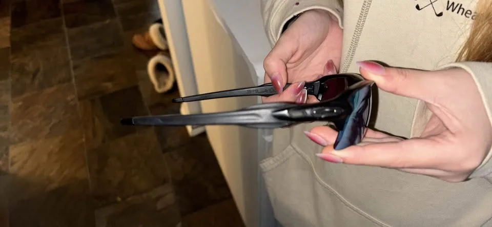 Oakley Sunglasses image indicator(2)