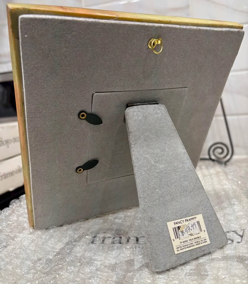Picture Frame - Sculpted Resin - Marble Looking - photo 3