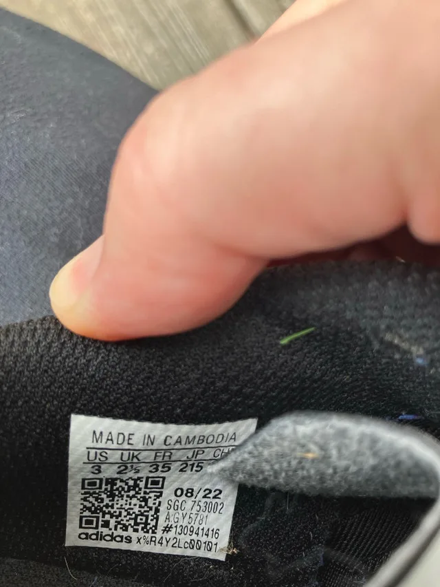 Kids Adidas indoor soccer shoes size 3 image indicator(3)