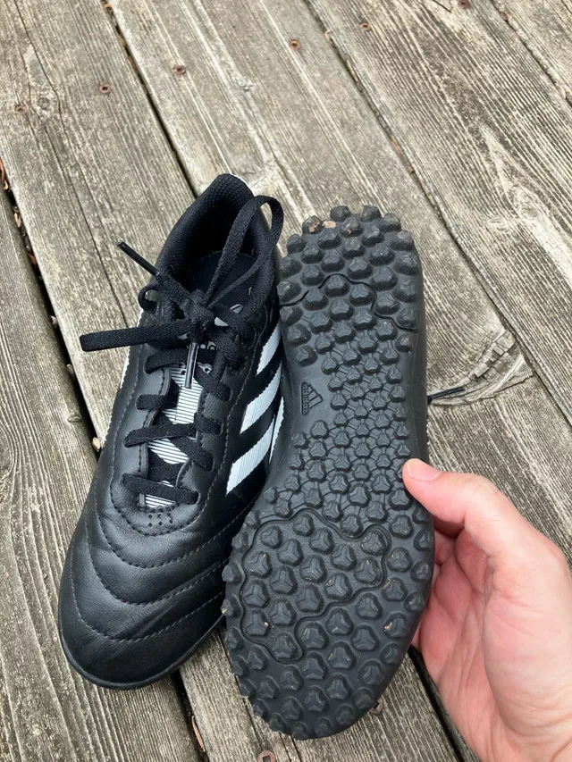 Kids Adidas indoor soccer shoes size 3 image indicator(4)