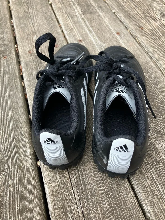 Kids Adidas indoor soccer shoes size 3 image indicator(5)