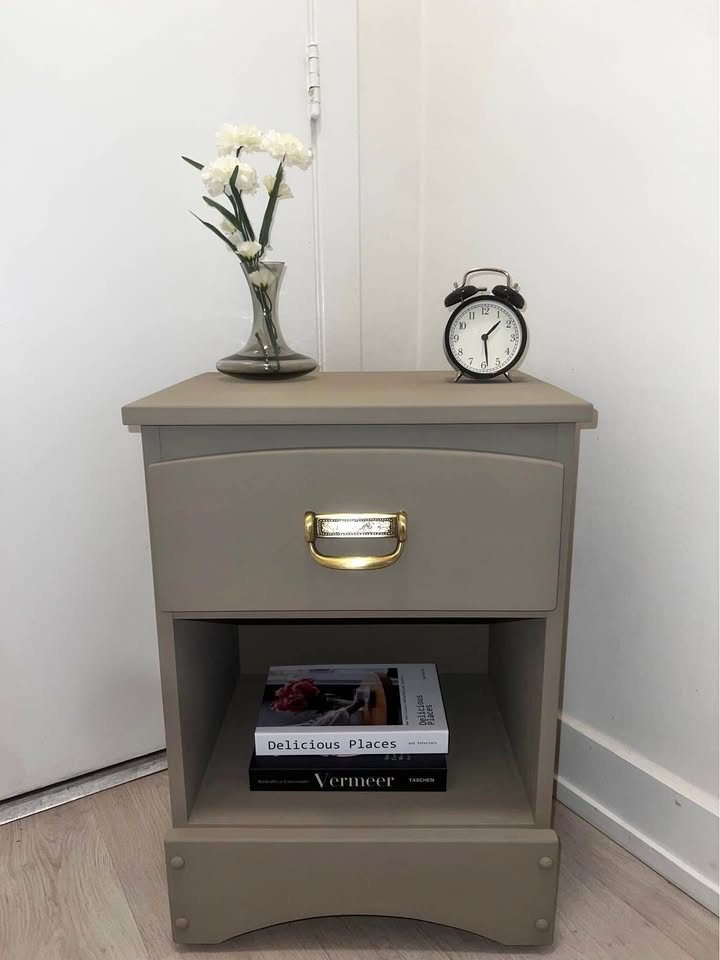 Refurbished Nightstand – Elegant & Timeless