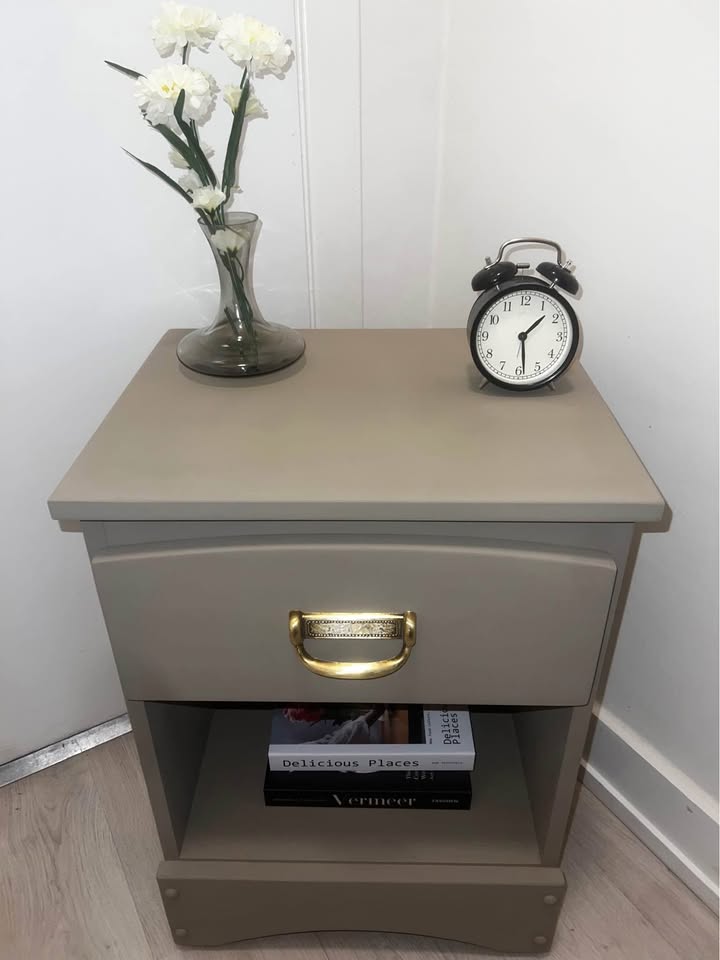 Refurbished Nightstand – Elegant & Timeless - photo 2