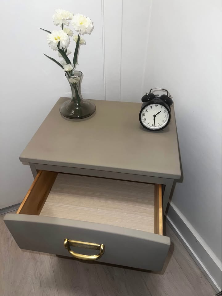Refurbished Nightstand – Elegant & Timeless - photo 3