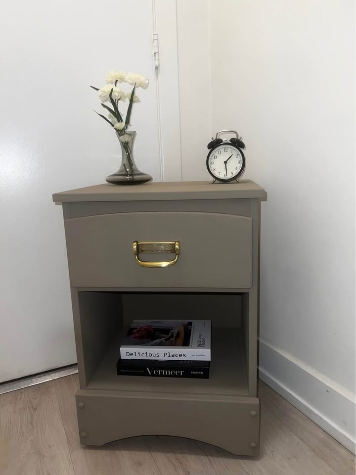 Refurbished Nightstand – Elegant & Timeless - photo 4