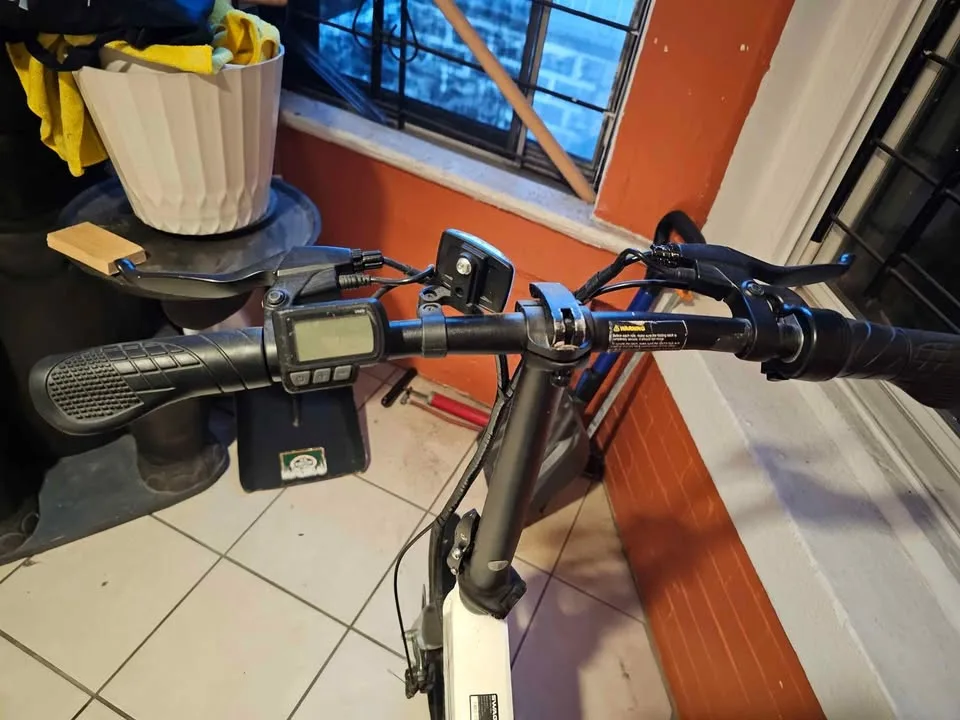 Swagtron EB7 Elite White Commuter Used image indicator(3)