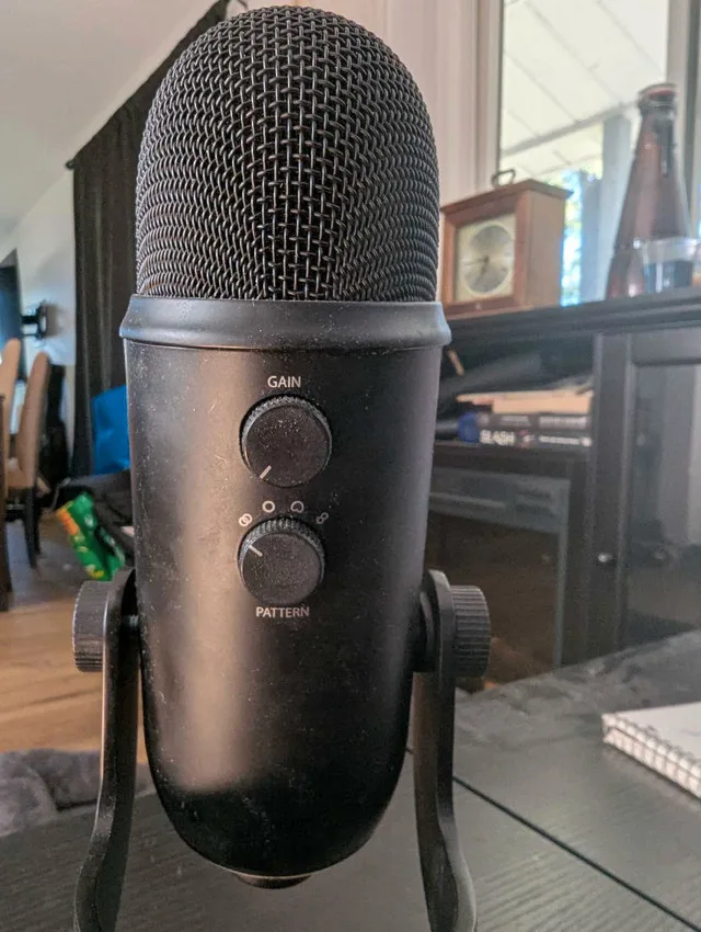 Blue Yeti Blackout Edition w/ Pop Filter image indicator(2)