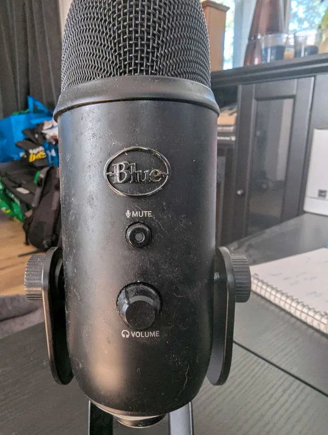Blue Yeti Blackout Edition w/ Pop Filter image indicator(3)