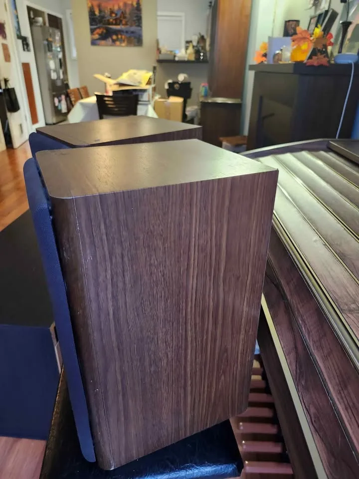 Speakers (2) image indicator(2)