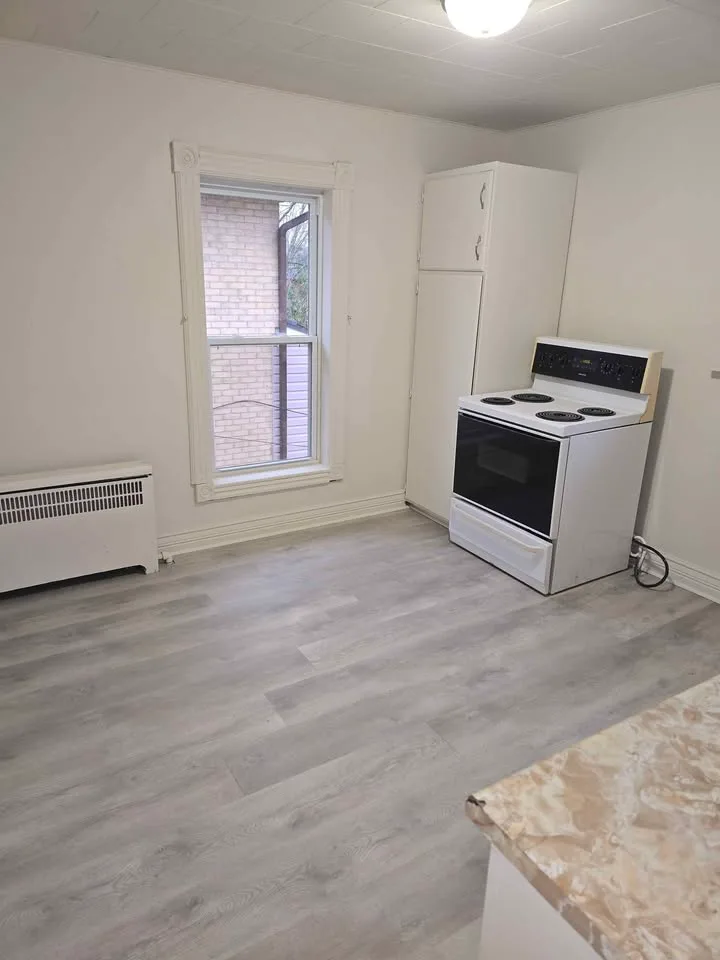3 Beds 1 Bath - Apartment image indicator(2)