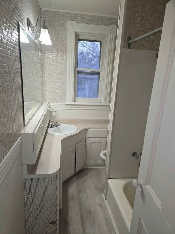 3 Beds 1 Bath - Apartment image indicator(3)