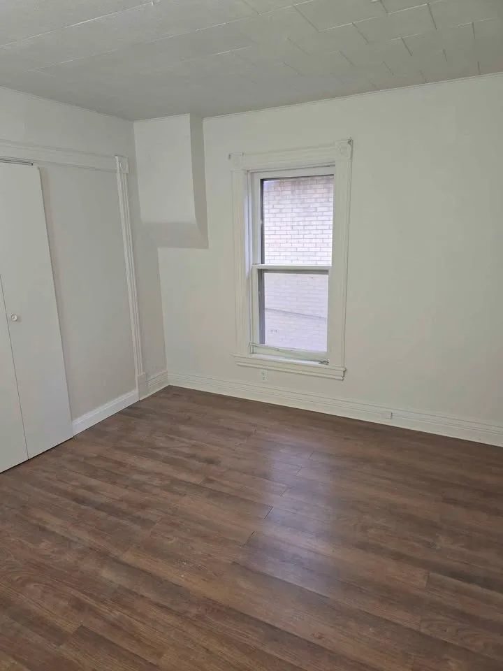 3 Beds 1 Bath - Apartment image indicator(4)
