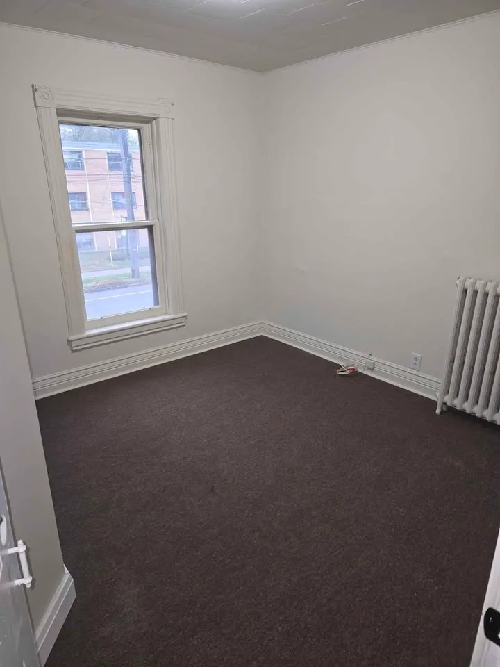 3 Beds 1 Bath - Apartment image indicator(5)