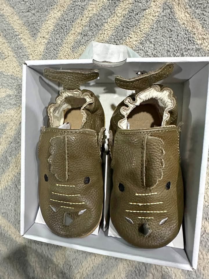Robeez soft soles 12-18 months toddler shoes