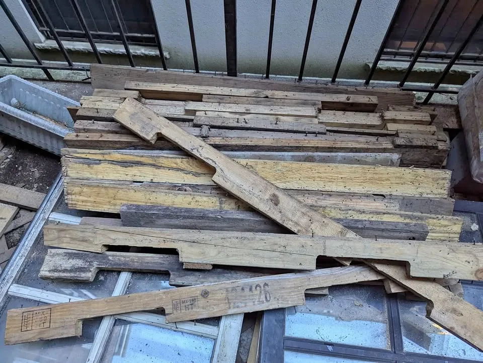 Pallet legs scrap wood/firewood thumbnail