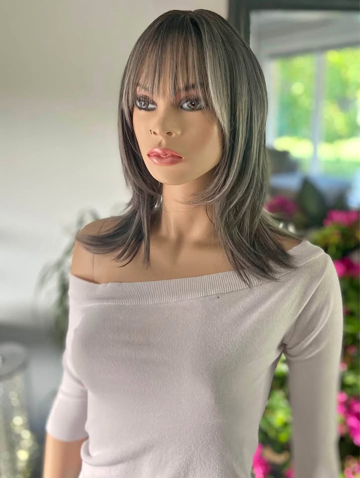 NWT18” Long Grey Silver Synthetic Wig w/ Bangs