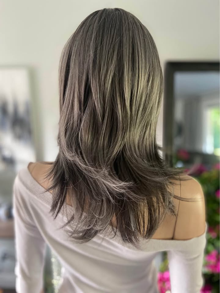 NWT18” Long Grey Silver Synthetic Wig w/ Bangs - photo 3