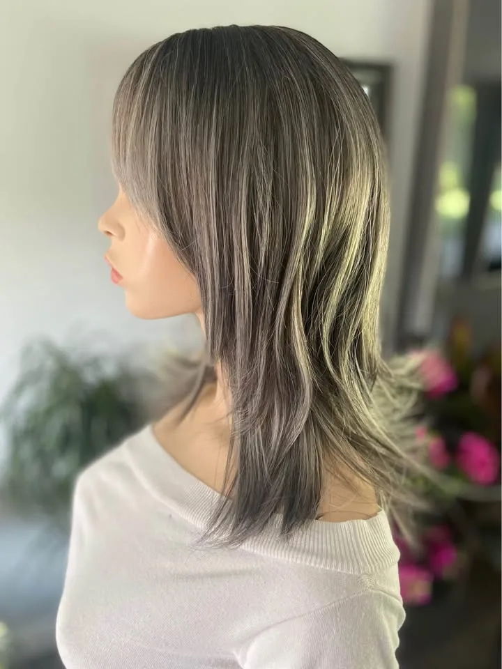 18” Grey Silver Wig w/ Bangs image indicator(5)