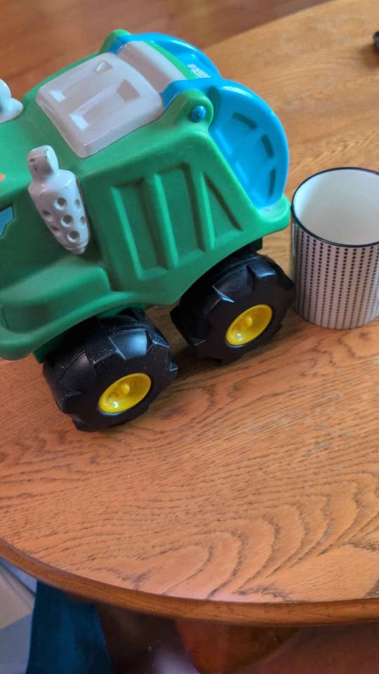 Tonka rubber garbage truck. - photo 2