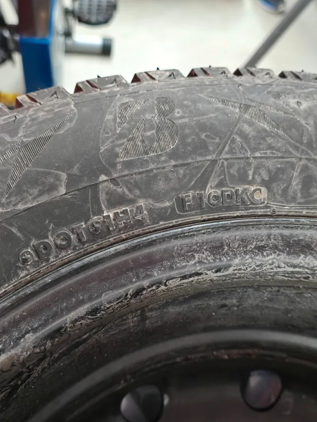 Bridgestone blizzak ws90 215/60R16 image indicator(2)