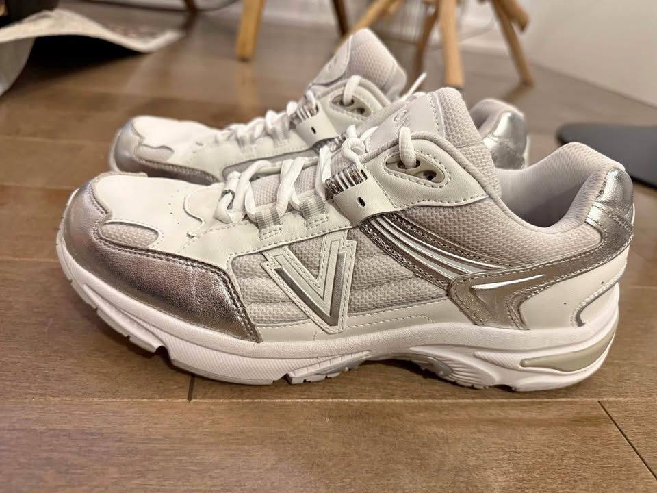Vionic Women’s Chunky Walking Running White Shoes Size 10