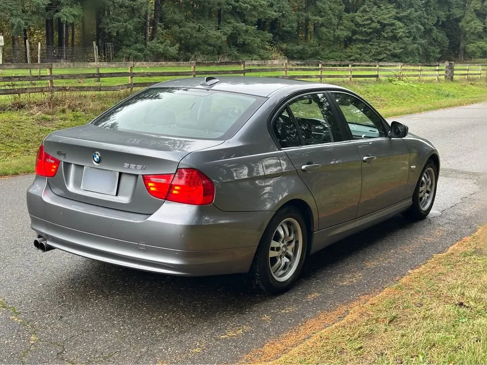2010 BMW 3 Series image indicator(2)