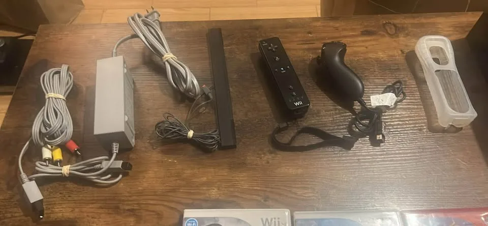 Black Wii console bundle w/ Wii mote , nunchuck + 5 games image indicator(2)
