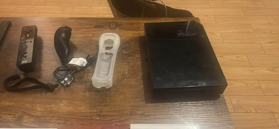 Black Wii console bundle w/ Wii mote , nunchuck + 5 games image indicator(3)