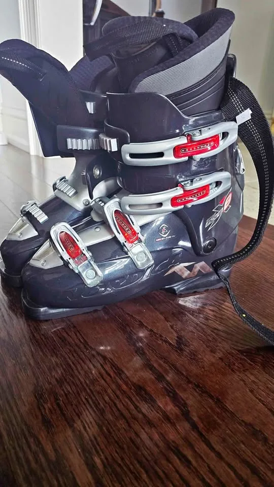 Nordica Easy Move 8 Ski Boots – Size 27.5 thumbnail