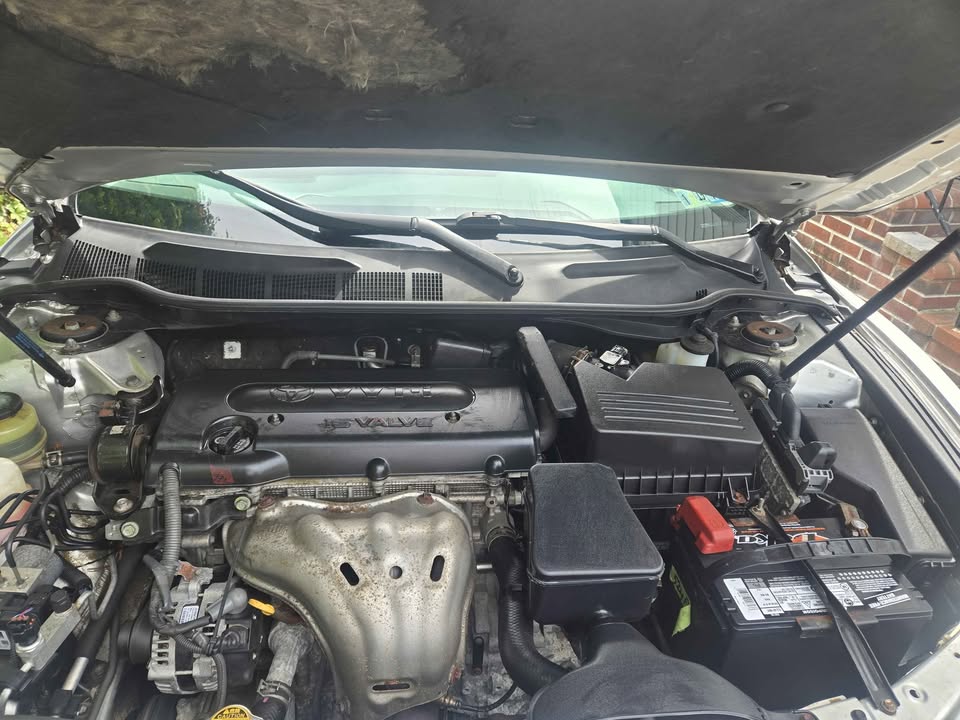 2009 Toyota Camry · LE Sedan 4D - photo 2