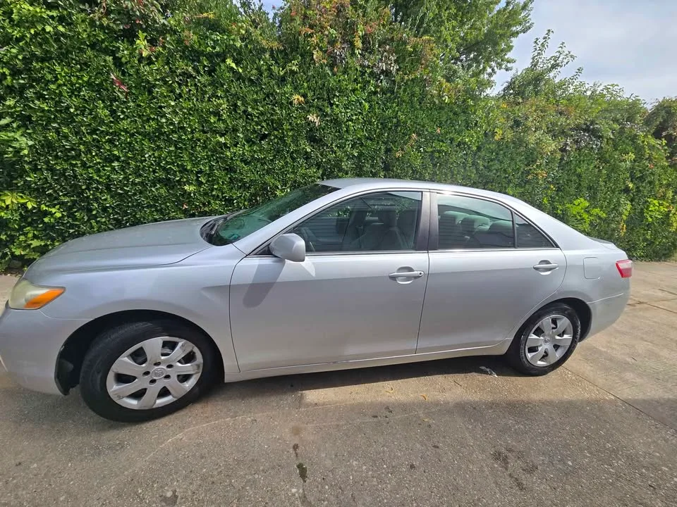 2009 Toyota Camry · LE Sedan 4D image indicator(6)