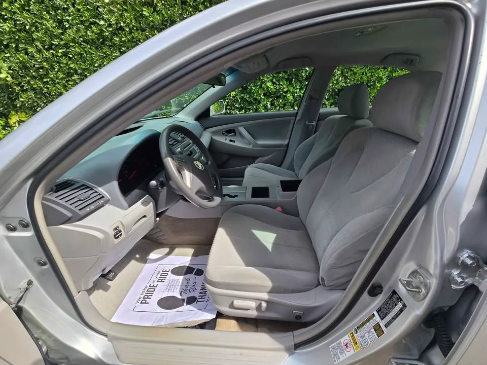 2009 Toyota Camry · LE Sedan 4D image indicator(7)