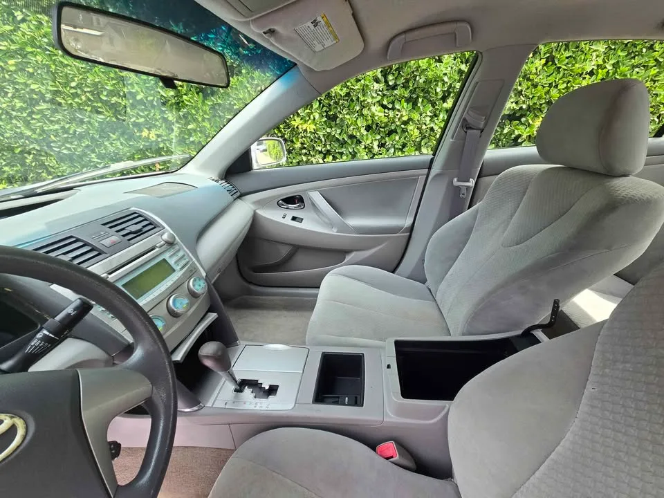 2009 Toyota Camry · LE Sedan 4D image indicator(8)