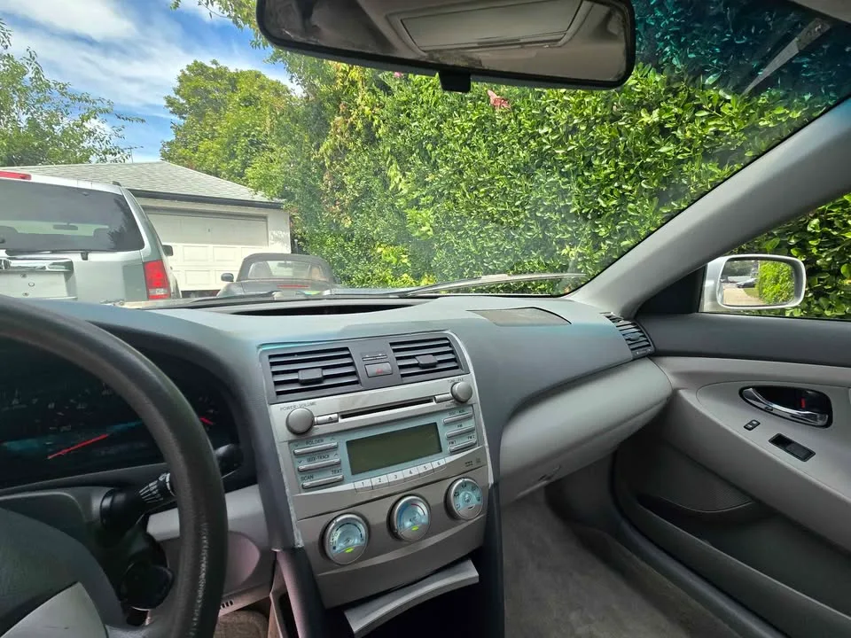 2009 Toyota Camry · LE Sedan 4D image indicator(9)