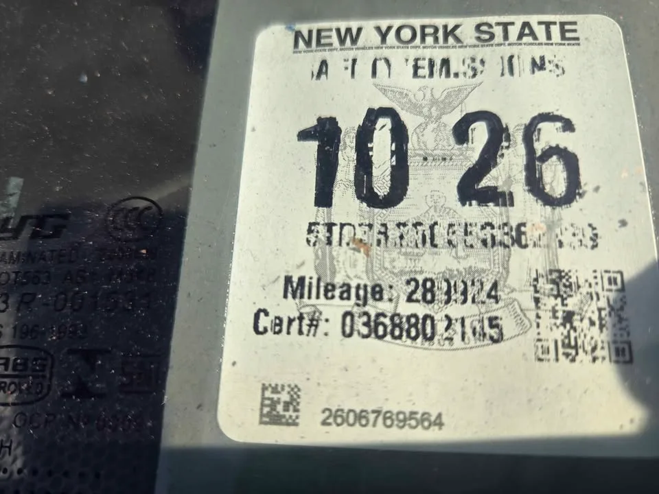 2005 Toyota Sienna · LE Minivan 4D image indicator(3)