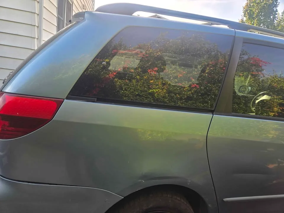 2005 Toyota Sienna · LE Minivan 4D image indicator(4)