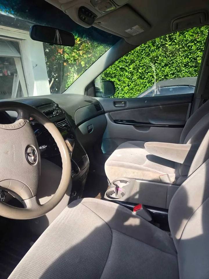 2005 Toyota Sienna · LE Minivan 4D image indicator(9)